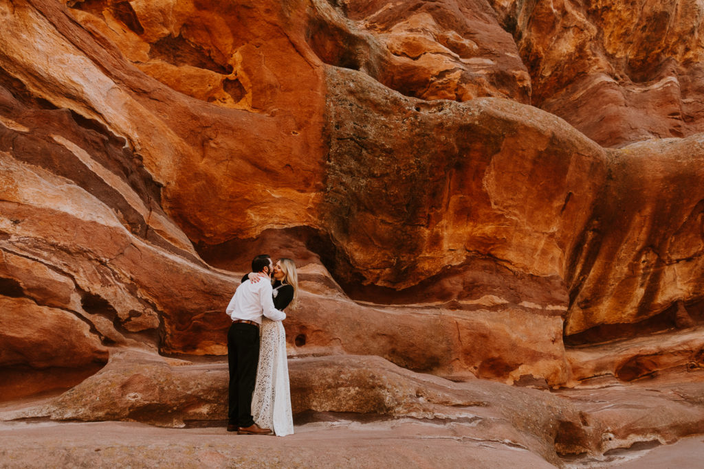 Colorado engagement couple red rocks